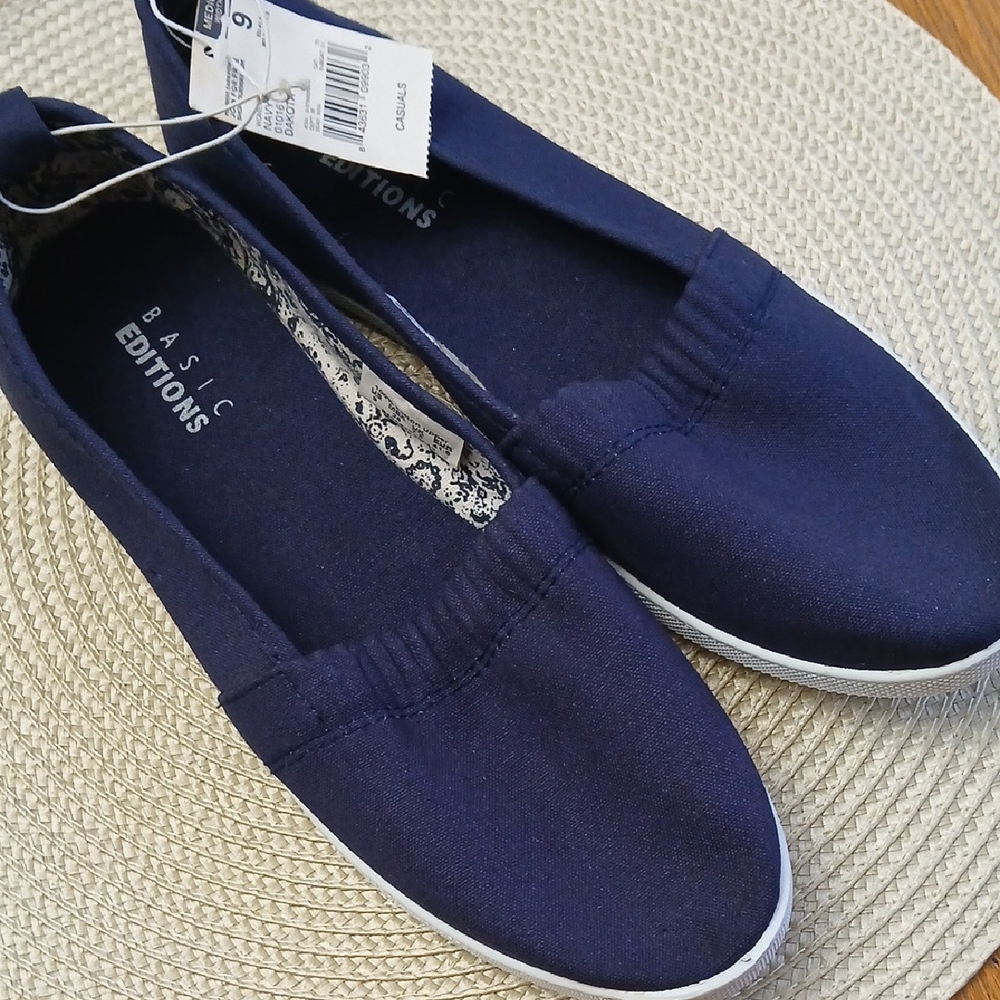 Basic Editions Women's Dark Blue Loafers